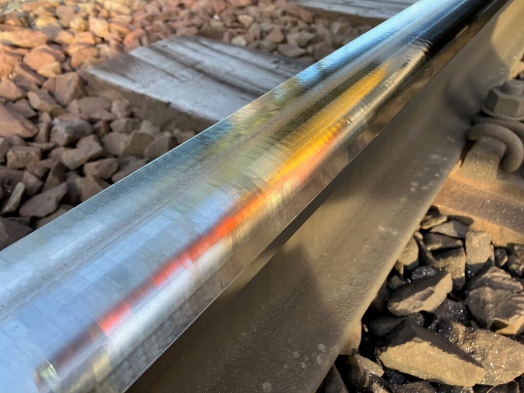 Vossloh assure le traitement complet du profil des rails