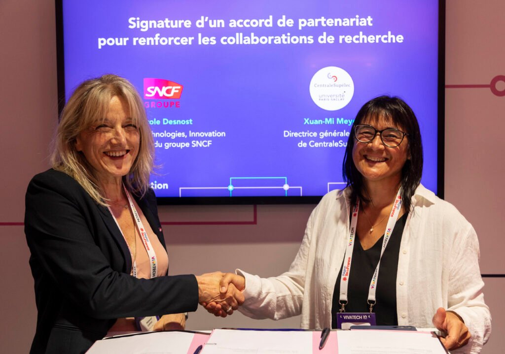 Signature accord-cadre entre Carole Desnost, directrice Technologies, Innovation et Projets Groupe SNCF (à g.) et Xuan-Mi Meyer, directrice générale adjointe de CentraleSupélec (à d.)