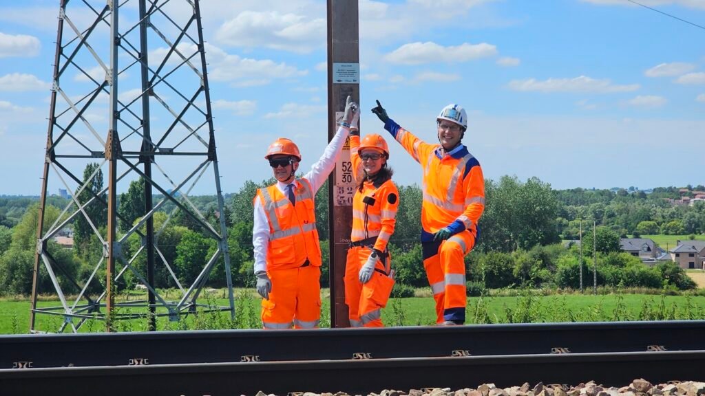 Hervé Le Joliff, président de Colas Rail, Estelle Masclet, directrice générale adjointe Opérations et Programmes industriels de SNCF Réseau, et Romuald Hugues, président de TSO pose la plaque commémorative du 25 00 e armement remplacé par les équipes de la Suite Rapide Caténaire 25 000 V - Michel Delage