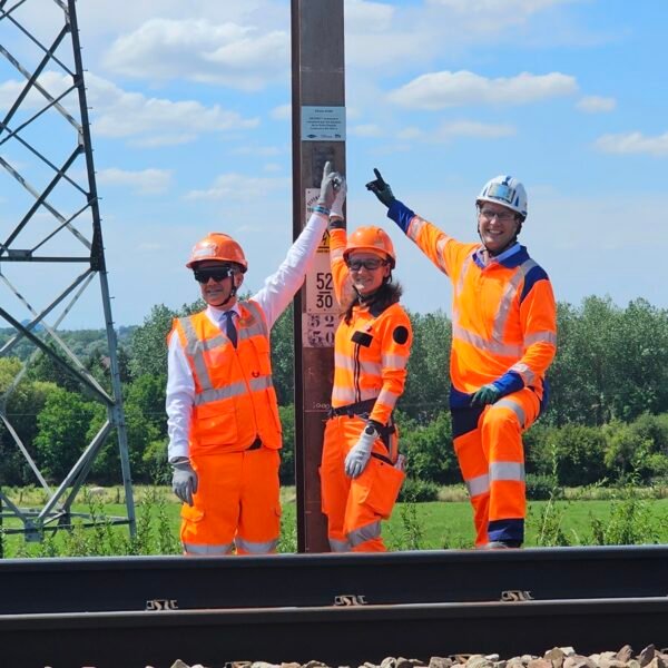 Hervé Le Joliff, président de Colas Rail, Estelle Masclet, directrice générale adjointe Opérations et Programmes industriels de SNCF Réseau, et Romuald Hugues, président de TSO pose la plaque commémorative du 25 00 e armement remplacé par les équipes de la Suite Rapide Caténaire 25 000 V - Michel Delage