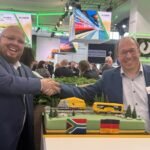 De gauche à droite : Jade Orren, représentante des actionnaires de The Railway Corporation (Pty) Limited, et Marcel Taubert, directeur général de Vossloh Rail Services, au salon phare InnoTrans à Berlin