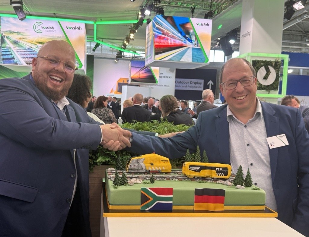 De gauche à droite : Jade Orren, représentante des actionnaires de The Railway Corporation (Pty) Limited, et Marcel Taubert, directeur général de Vossloh Rail Services, au salon phare InnoTrans à Berlin